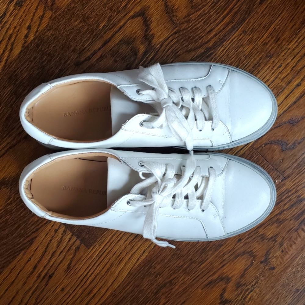 Banana Republic White Leather Sneakers with Silver Sole - Size 7